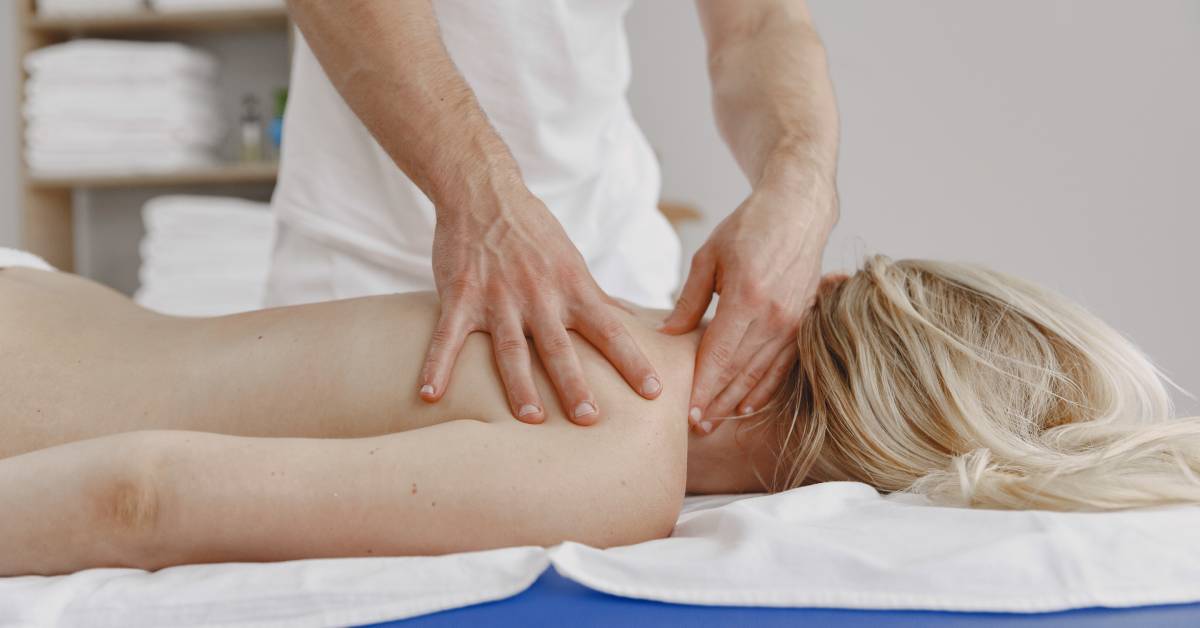 Massage relaxant d'une femme: Myo energétique